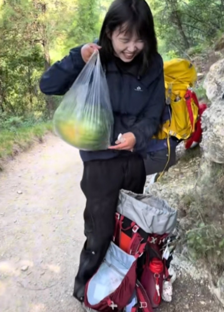 太打鸡血了！6月13日，山西晋城，女生和朋友相约一起去爬山，众人疲惫不堪时，女生