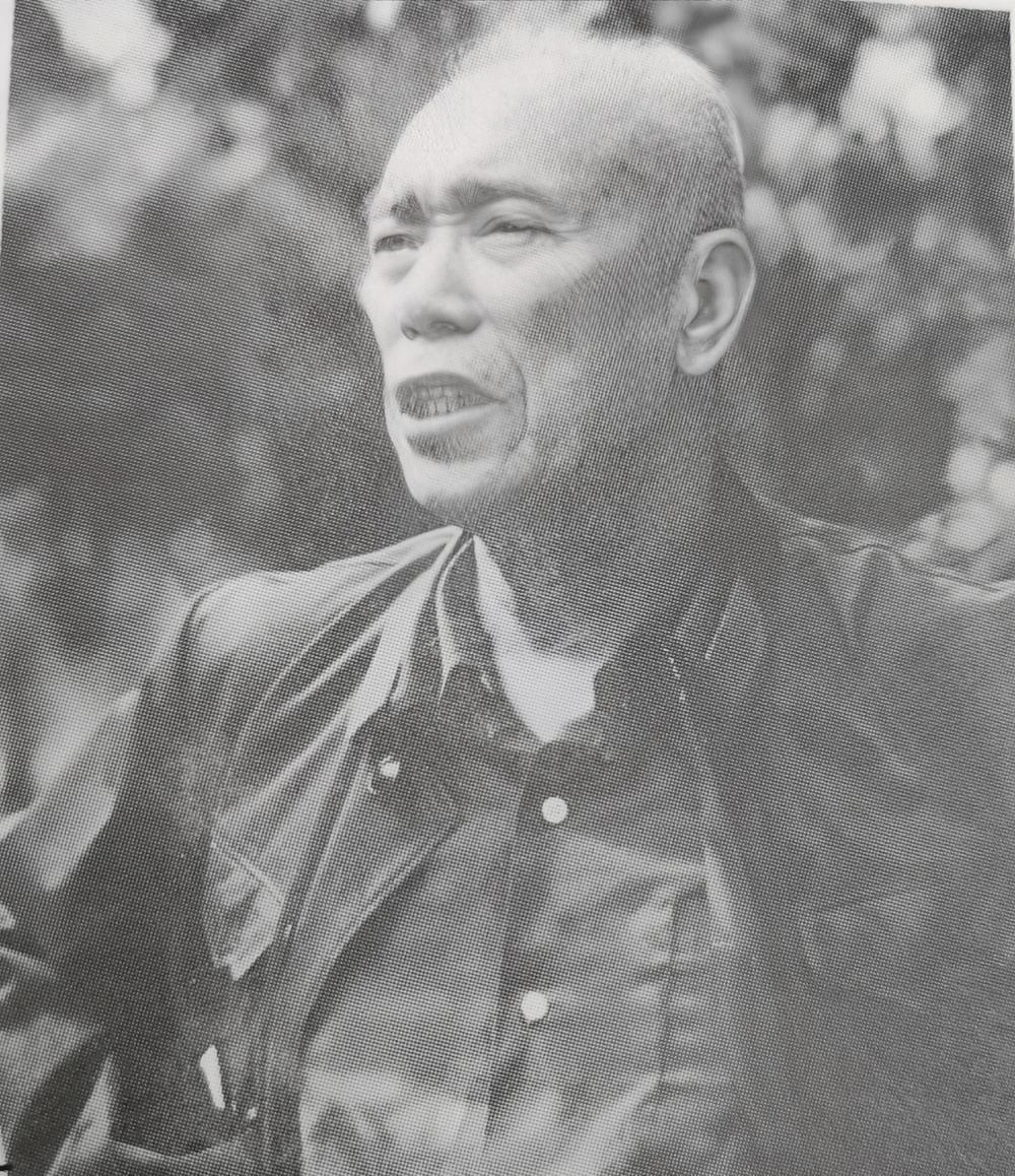 运动兴起，成都军区司令员梁兴初也受到造反派的冲击。造反派跳上主席台，指着梁兴初的
