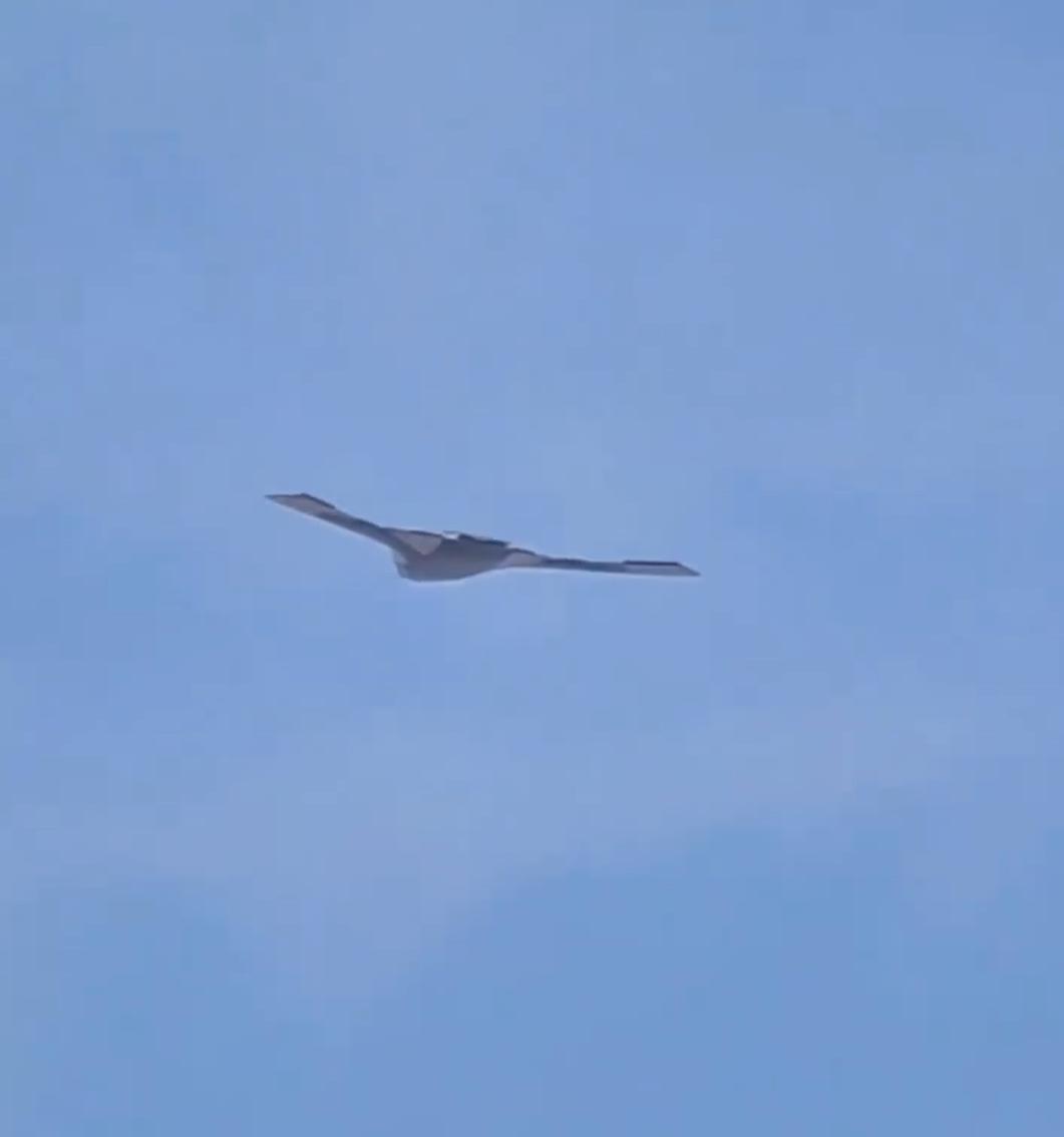 这不就来了吗！如果只看图一，你会以为是一架隐形无人轰炸机吗？这造型，这姿