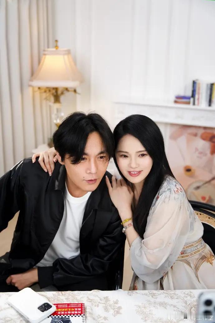 原来大明星也有买房焦虑啊！伊能静和秦昊在上海看房，看中了黄浦区新施工的高楼。