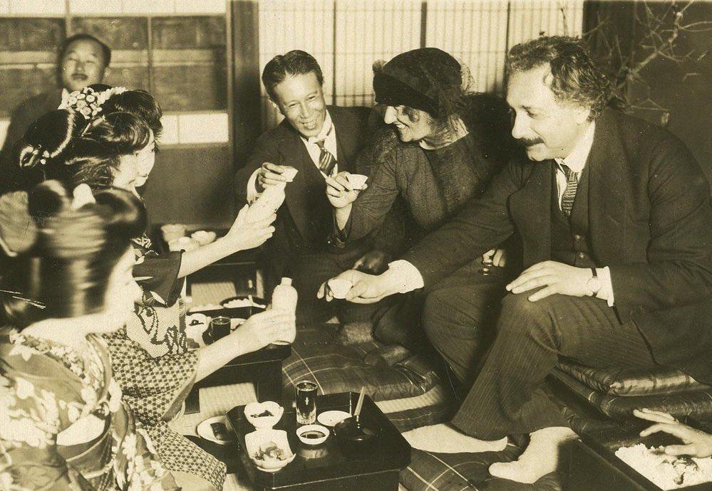 1922年爱因斯坦在日本住酒店的时候，发现自己身上没有现金付小费，于是便写了两张