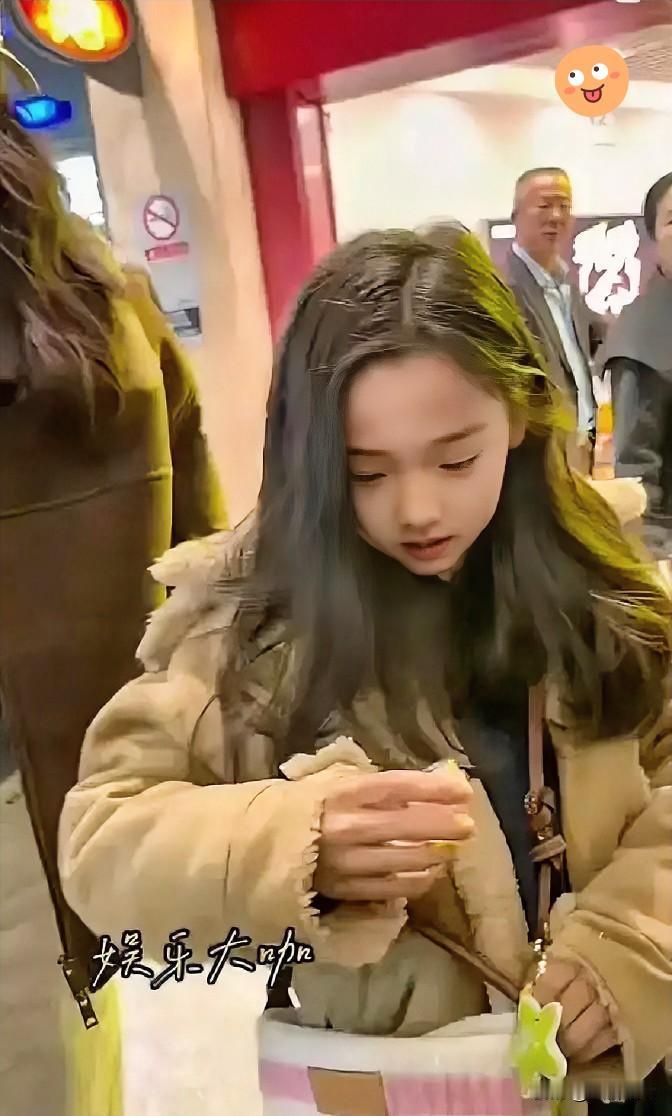 [红脸笑]看到董璇这闺女的照片，我是真不敢信她才8岁。这一头