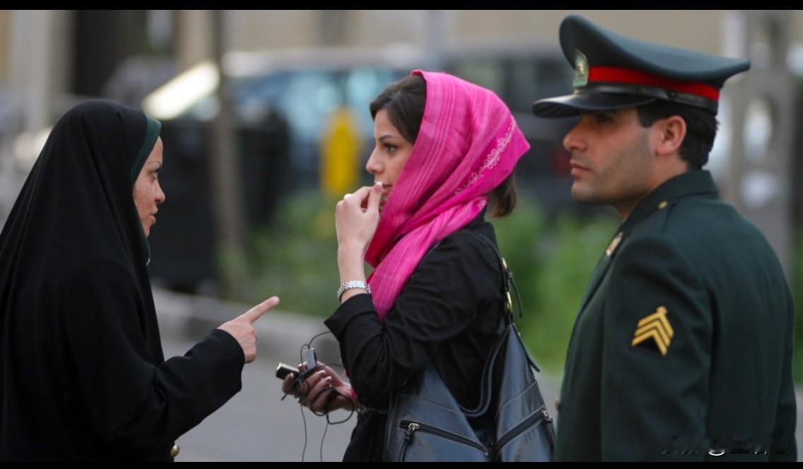 在伊朗德黑兰街头遭遇的惊魂一刻：国内总部新派来伊朗的同事外出购物，被一穿着警察制