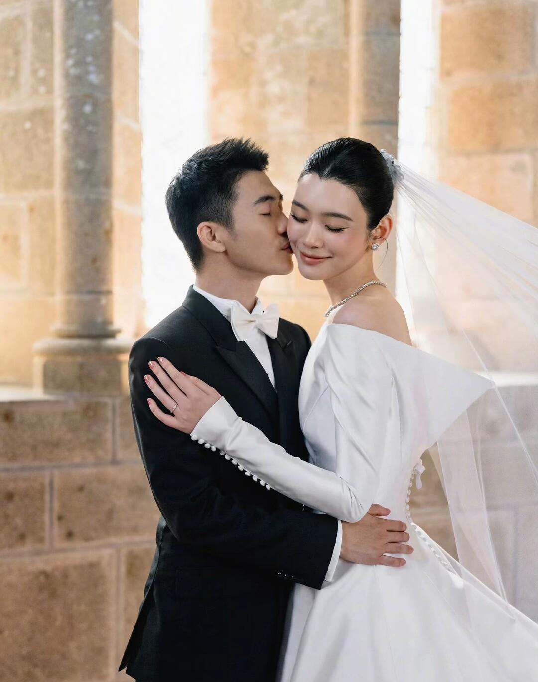 何猷君奚梦瑶古堡婚礼，四太和何超欣也在果然，无论多久办婚礼，新郎新娘一样会为