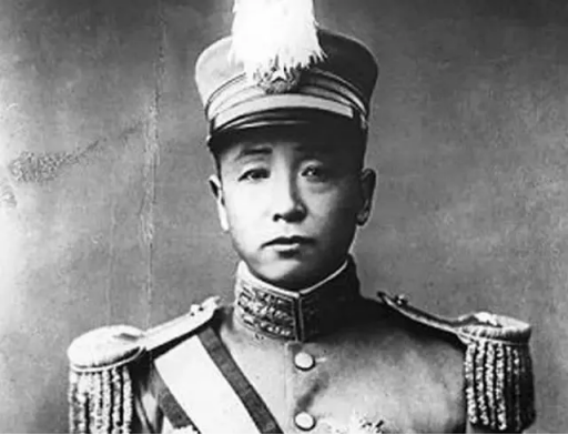 1891年，16岁的张作霖落难乞讨，孙寡妇看中了他，解开衣扣，掏出一块腰牌给他：