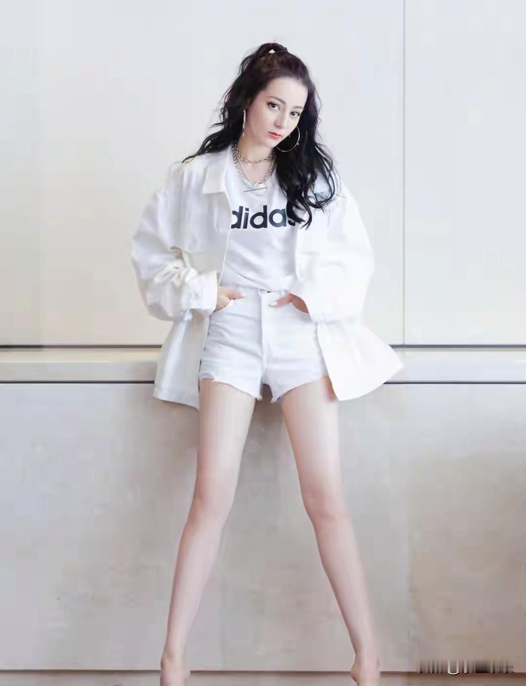 迪丽热巴超短裤尽显大长腿，无论从身材，颜值，热巴都杀疯了。佟丽娅美我不惊讶，古