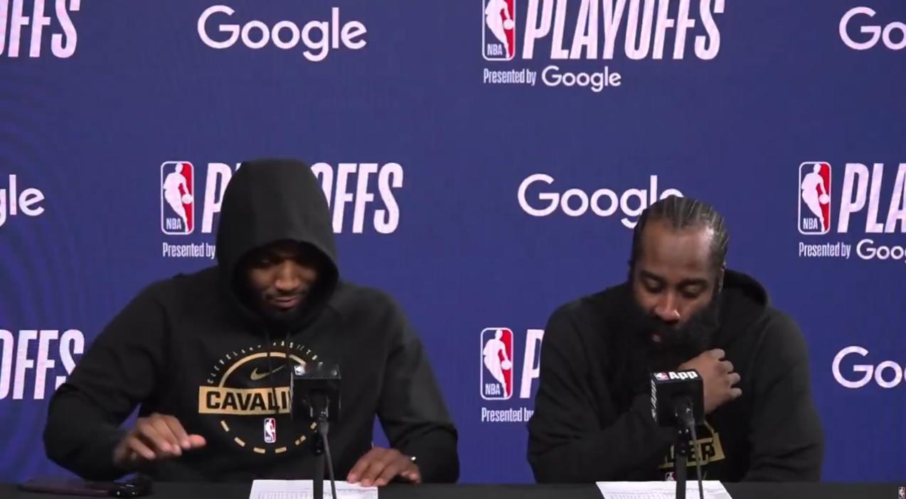 赛后哈登和米切尔接受采访时的悄悄对话，太有意思了！G2赢下猛龙后，哈登米切尔出