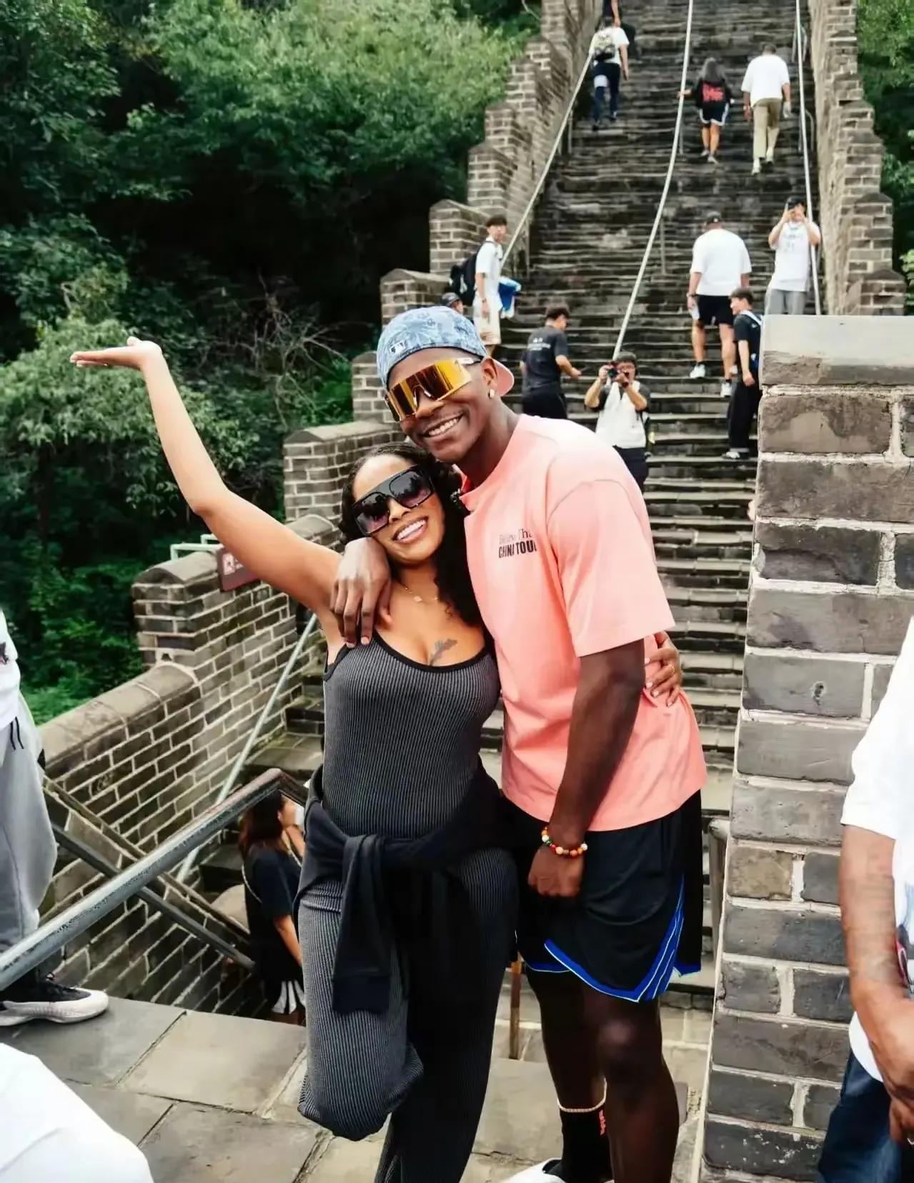 不到长城非好汉，NBA年轻人气球员，爱德华兹中国行，真的去了长城，拍照打卡留念，