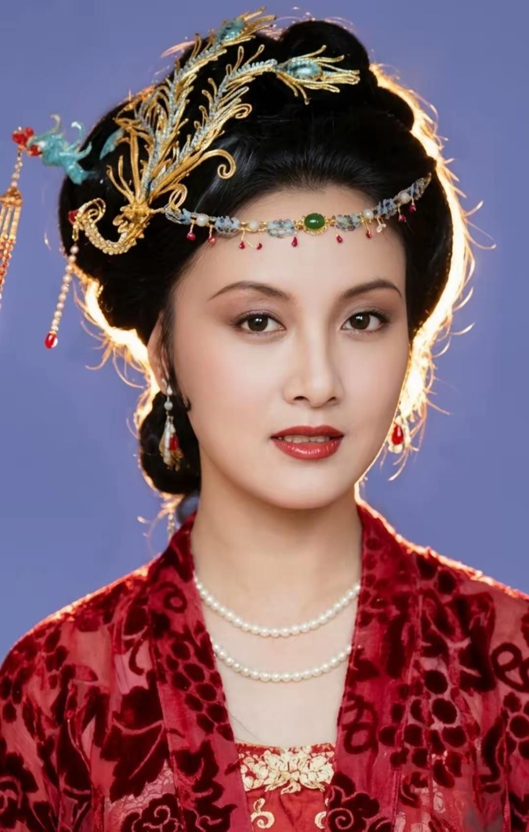 邓婕真的是小小的身躯，大大的能量呀现代装的邓婕看起来真的是特别的温柔，特别的婉