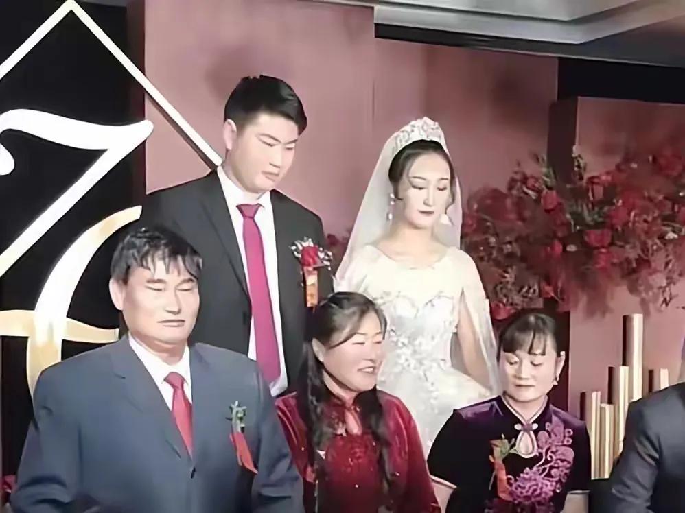 大衣哥有点出格了，再次提及前儿媳陈亚男，透露其离开朱家有原因，太年轻不懂事，受到