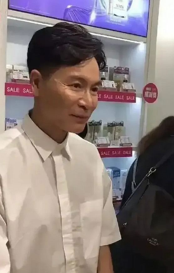 郭晋安60岁了，如今脸僵到说话时语气都像机器人；古天乐一笑，五官就显得有些