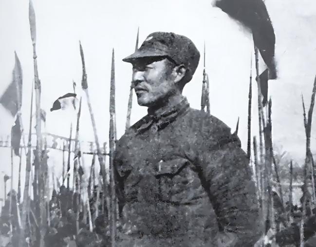 1943年，苏北伪军排长谷德培，在清剿行动中碰见了被困在厕所里的新四军，他举起枪