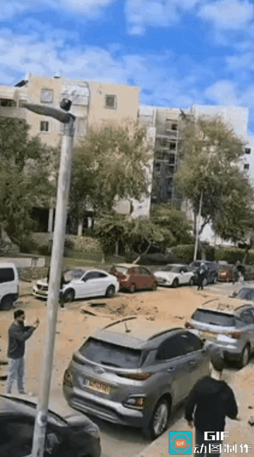 伊朗这次用的子母弹，单看威力确实不算毁天灭地，但给以色列人带来的恐慌，比重型炸弹