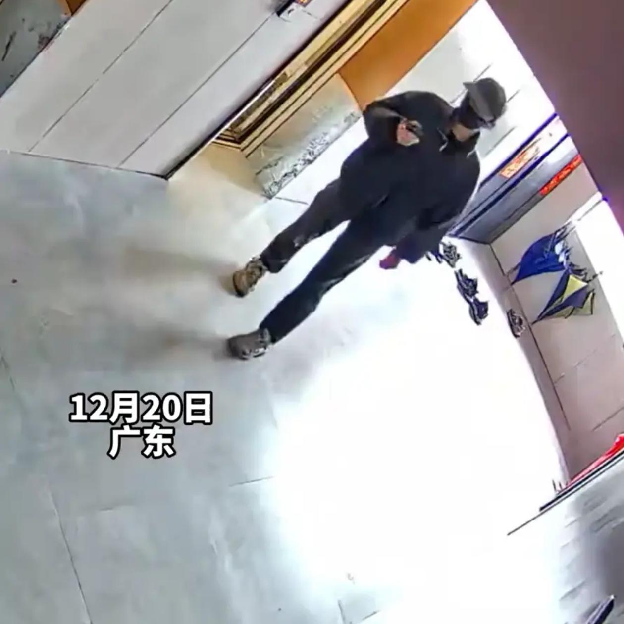 广东一女子要赶飞机，点了份外卖算好时间吃完就走，结果外卖超时了没按点送到，她直接