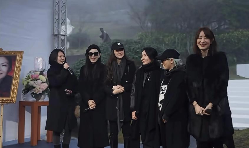 贾永婕是真的很爱蹭热度啊！人家姐妹淘上台唱歌，她也要站在旁边，搞得我都怀疑是