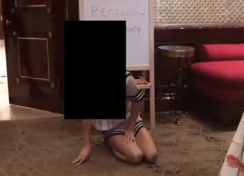 比斩杀线更可恶！爱泼斯坦将女孩绑在地板上，用放大镜聚光灼烧。 2026年初，