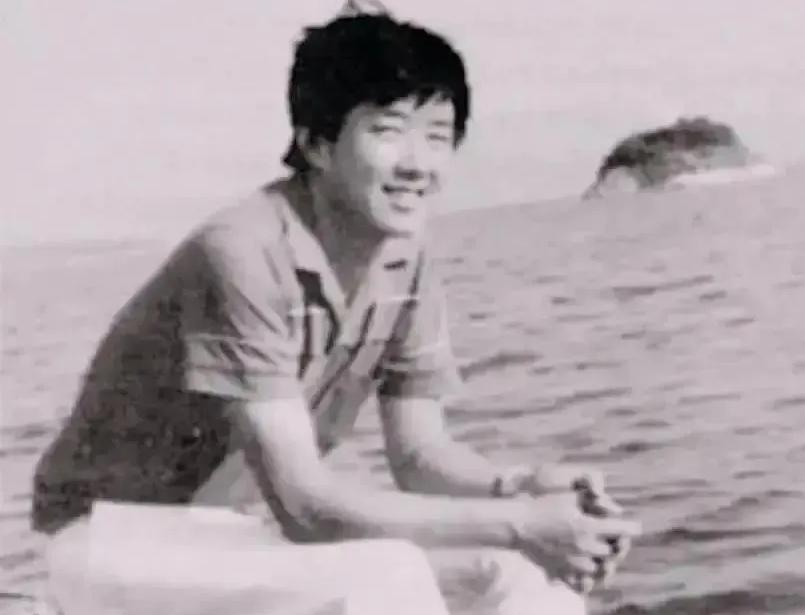 1976年的杭州汽轮机厂，几个带枪的人突然闯进车间，把正满脸油污干活的年轻工人李