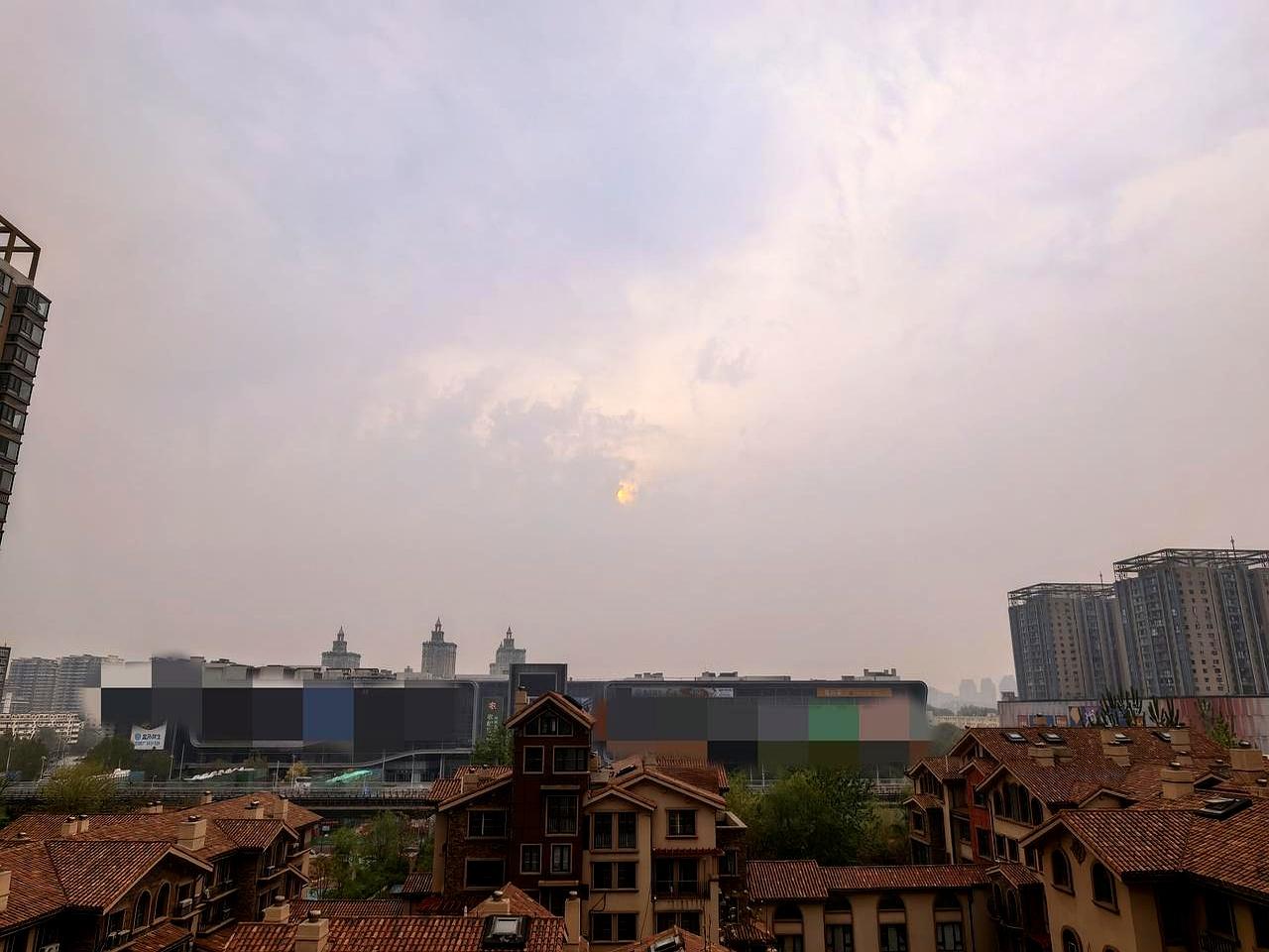 谁懂啊家人们，北京这春天是不是在耍人玩儿？早上出门看天阴得能挤出水，中午太阳露