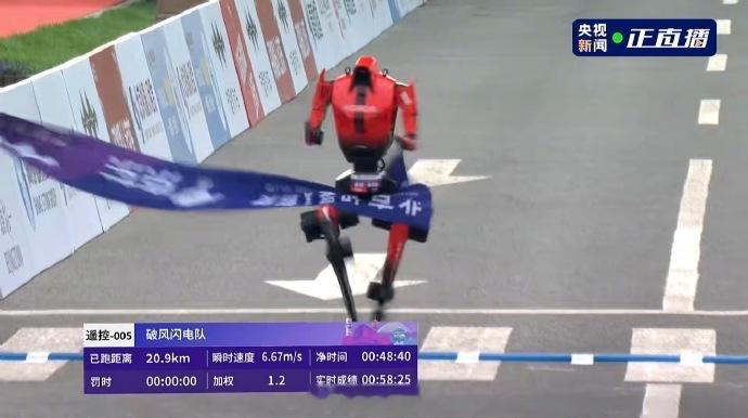 看看荣耀悄悄的干了一件大事，“闪电”率先冲线，这是不是意味着荣耀机器是这个马拉松