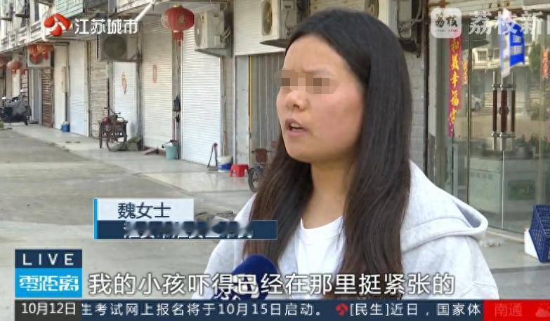 必须严惩！江苏淮安一位妈妈带俩儿子逛超市，结账时工作人员拎着拖把冲过来，对着5岁