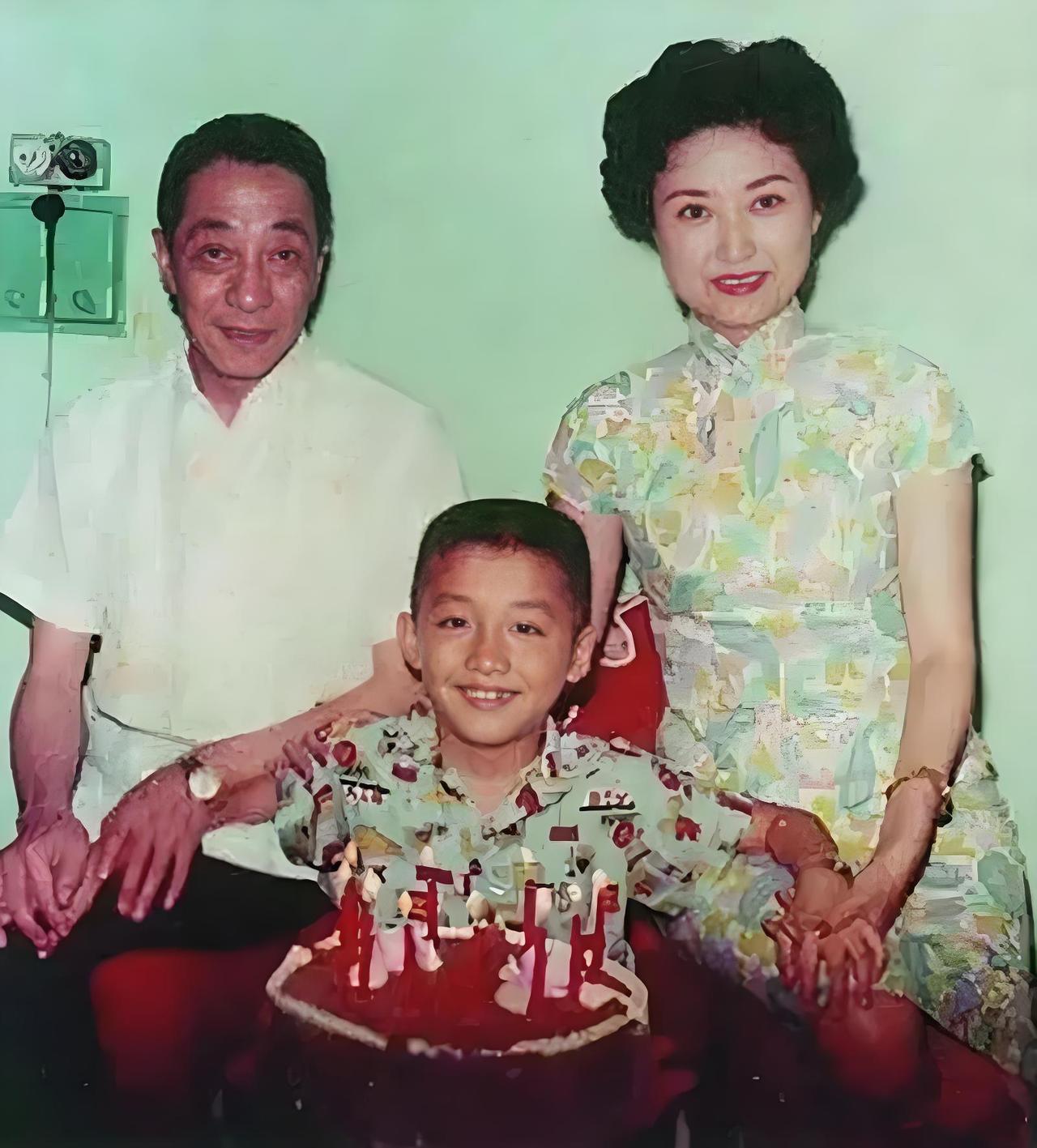 1971年，庾澄庆十岁生日时拍下的家庭留影，画面三人，左侧父亲庾家麟，右侧母亲张