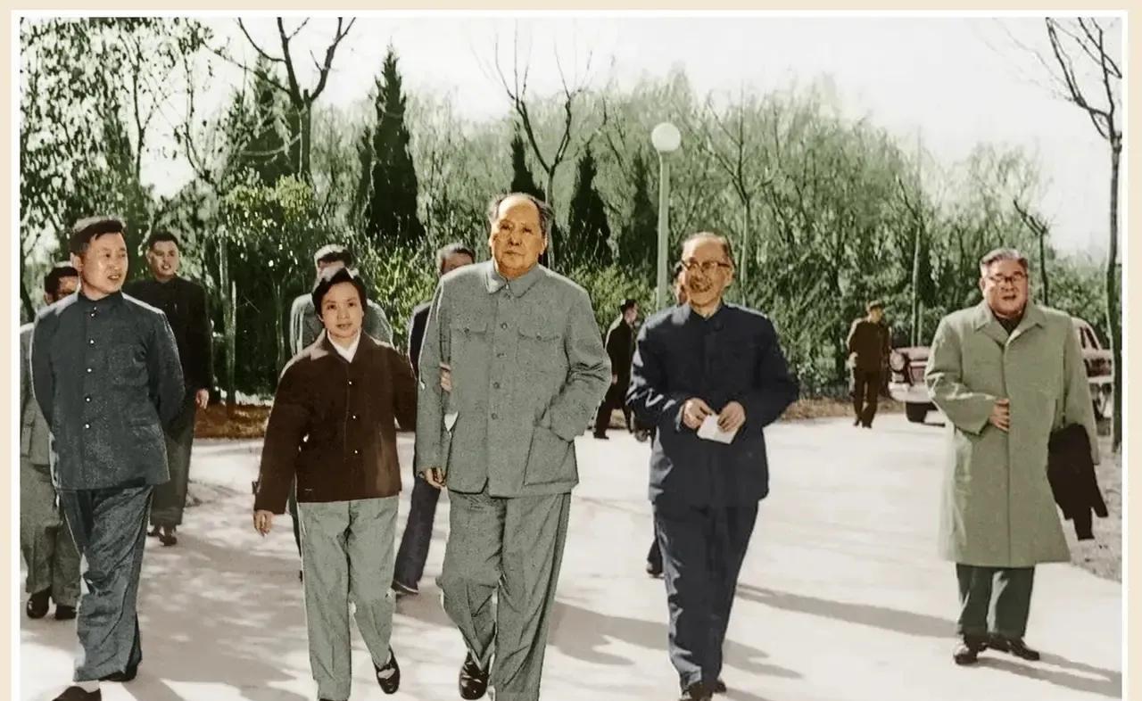 1966年5月，毛主席和康生等在武汉东湖。照片中复制他的应该是保健医生吴旭君，其