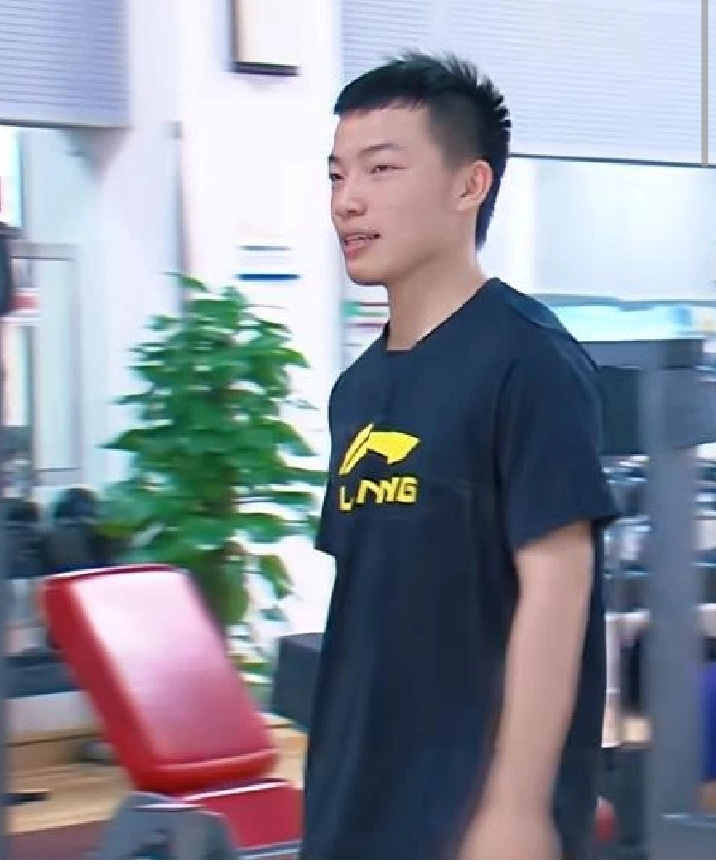 中国大满贯决赛结束，王曼昱捧杯，王励勤向任浩道贺。任浩是谁？现在带王曼昱。1995年出生的他，跟林高
