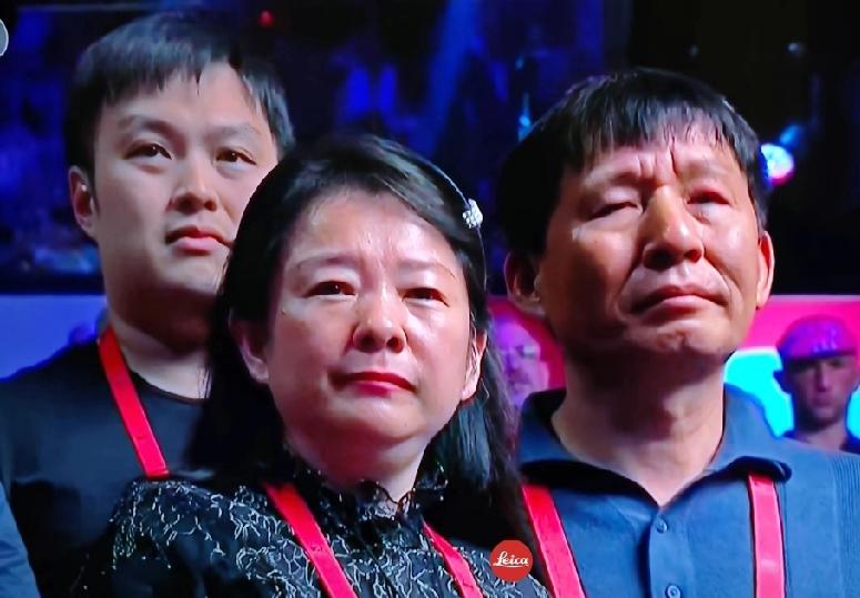 发现了没，吴妈妈的神态很熟悉，像极了很多母亲，去迎接凯旋而归的孩子。同时，那一汪