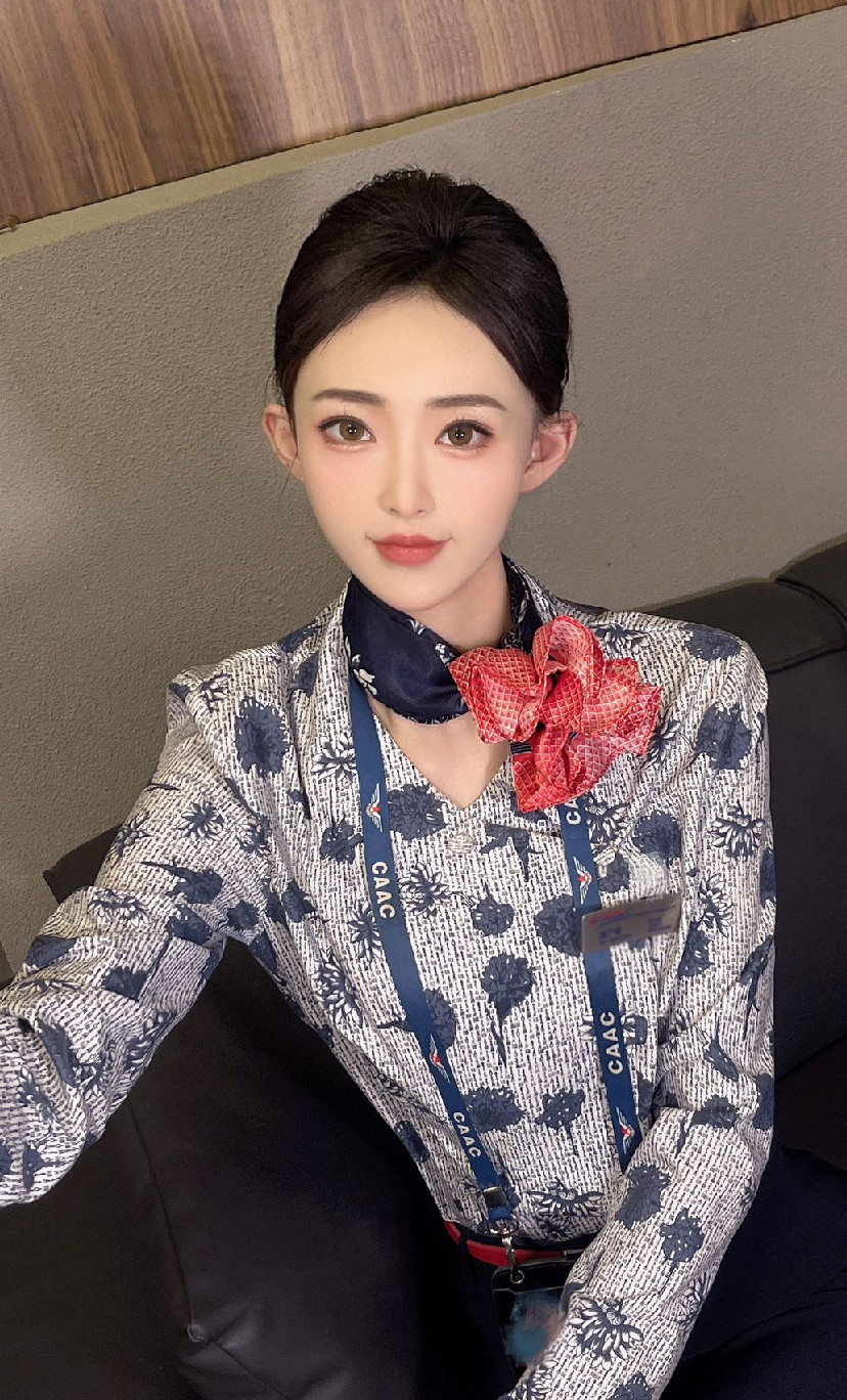 东航空姐的制服照，等待有缘人。​​​