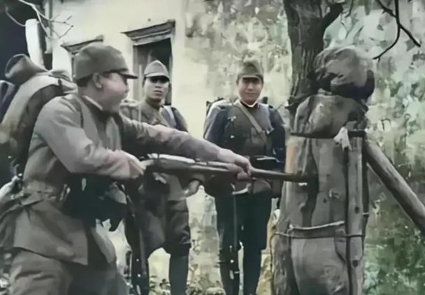 1942年，赵培宪被鬼子抓住，鬼子把他当成活靶子，就在刺刀快扎过来的时候，他突然
