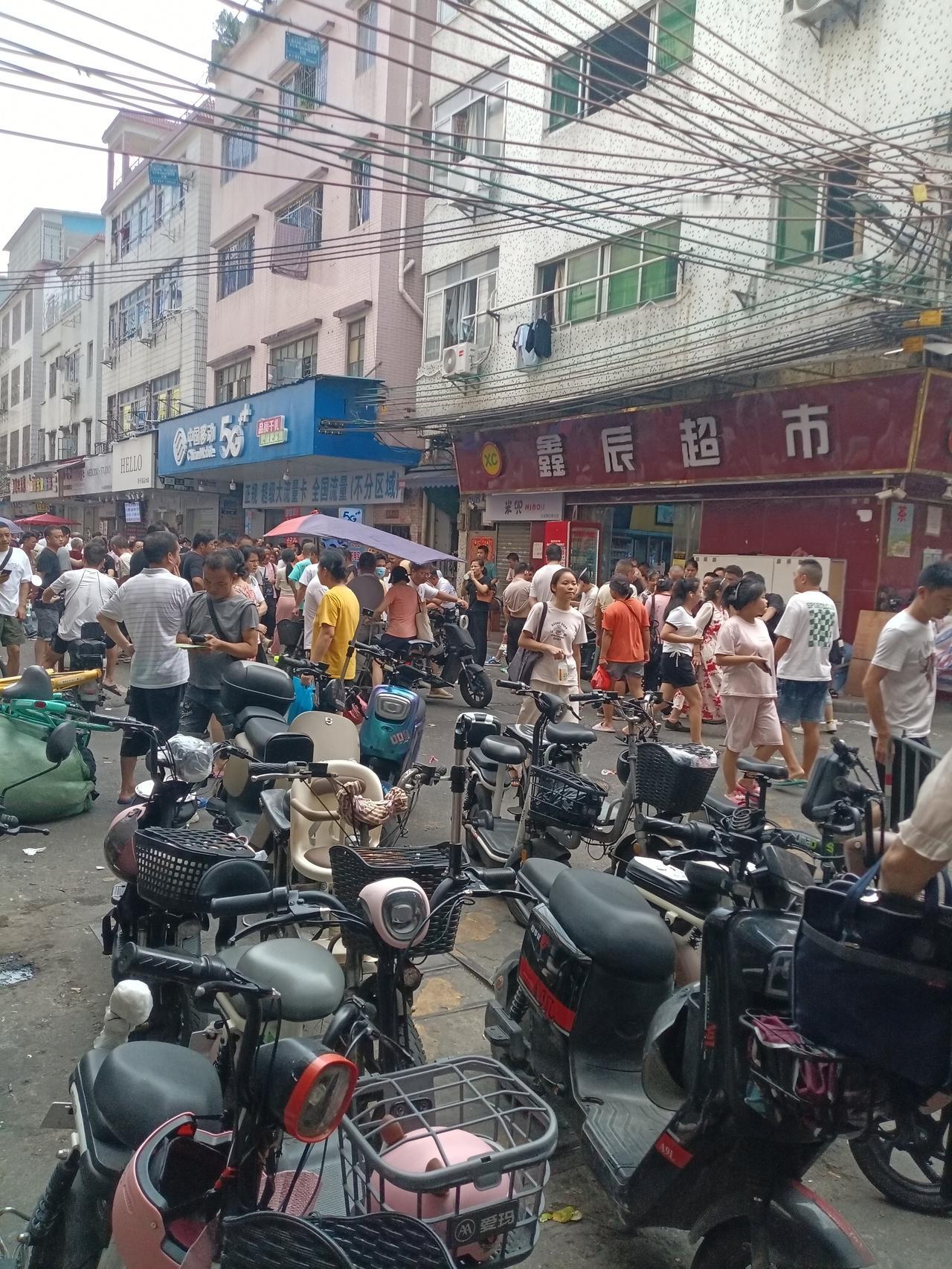 广州海珠区桥南新街，街道上面满满的人，挤都挤不动的人。这些开店的商家和摊贩