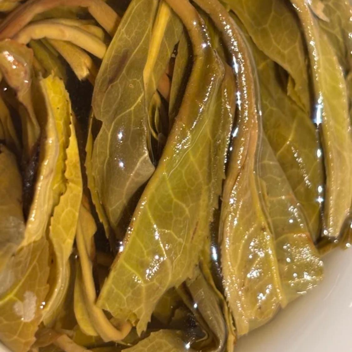 翻看叶底，卖茶人不说的，检验一款普洱茶最简单最直接的方法。冷闻叶底，不管是生