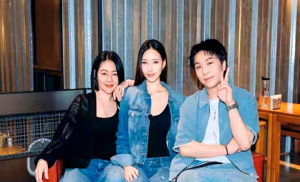 镜头刚对准，小S20岁的大女儿在综艺首秀时一句话把气氛点着：爸妈私下每天互叫“宝