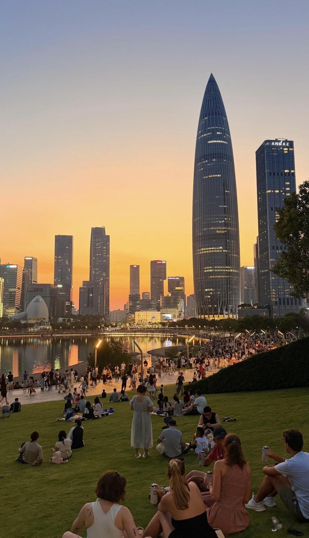 官方数据显示，9月前两周，深圳光明区主要在售楼盘日均来访量比8月同期增长了36%