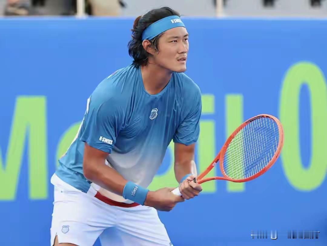 ATP500多哈站男单第二轮，首轮过关的中国球员张之臻对阵捷克名将门希克，全场没