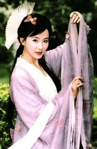 1998年，<em>萧蔷</em>因拍摄一支丝袜广告，一夜间红遍大江南北，可这时浙商的一土豪却看中