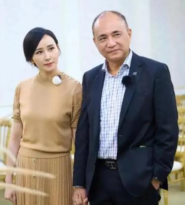 当年，富豪朱兆祥向胡静求婚，胡静说：你大我12岁，我们不合适，朱兆祥掏出一张卡，