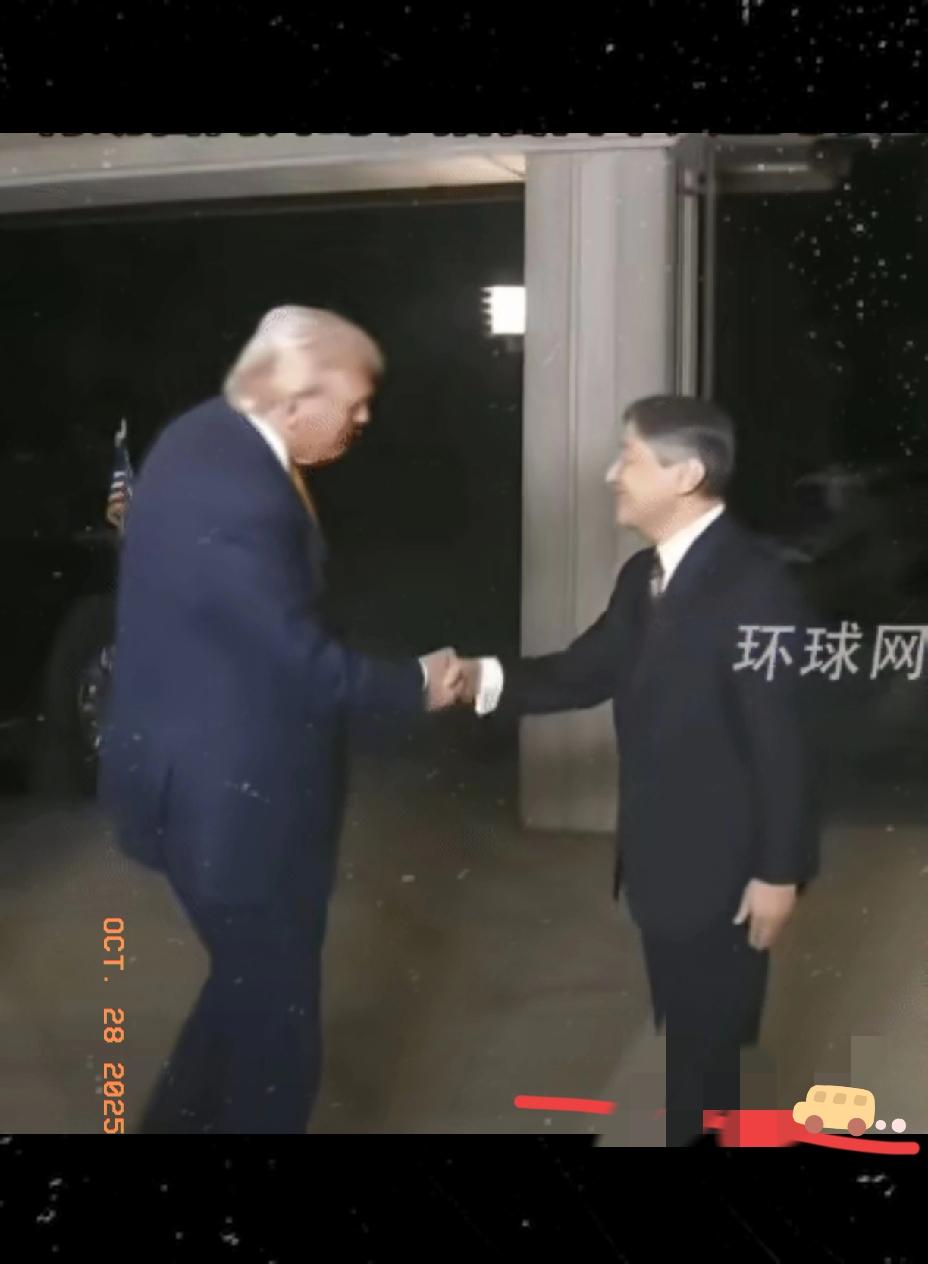 特朗普，已到日本！见日本国王时，不拜，不抱，不鞠躬，就简单握个手，一句“一个伟大