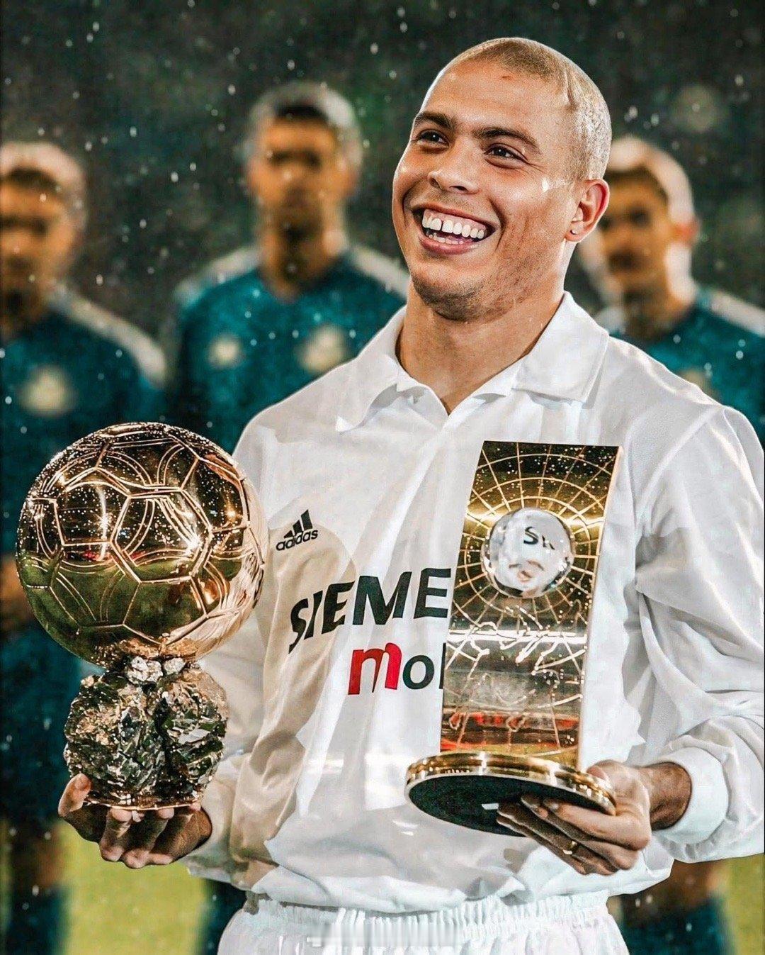 罗纳尔多谈在皇马效力时去巴黎狂欢：“在皇马的时候，我周六踢完比赛，当天就飞巴黎，