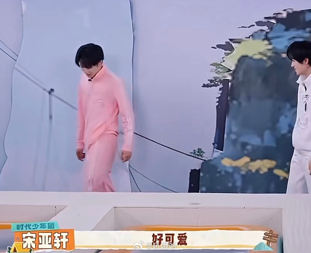 宋亚轩在刘耀文屁屁上作画不仅画了还要夸好可爱😂