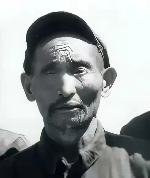 1952年大凉山深处，解放军从奴隶主手中解救出一名双眼溃烂的汉人。战士们看他挺遭