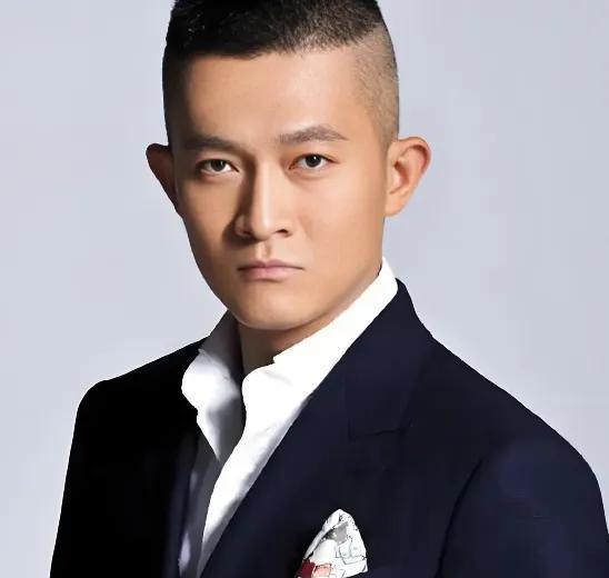 新人拍亲密戏，从背后抱住江珊，脑子突然一片空白。全场死寂，导演手指都抬起来了。