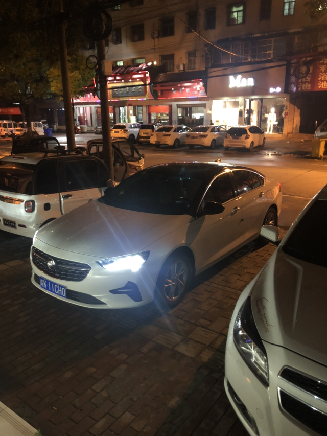 别克新君威的颜值人生中的第一辆车，每次到家都习惯把车停好，点上一根烟欣赏一下君