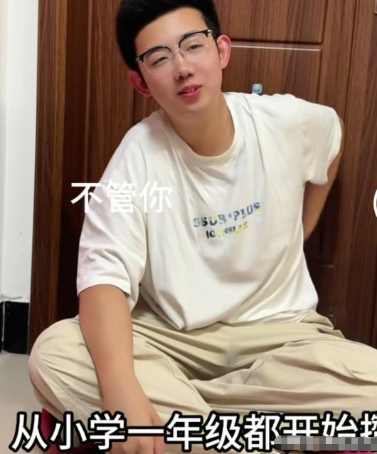 安徽一男孩，高考结束回家后，一把将妈妈拉进房间里，神神秘秘拿出一个袋子：“妈妈，