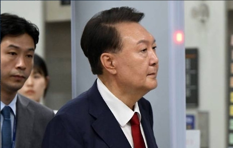突发！尹锡悦健康状况恶化，二度缺席庭审引发关注当地时间7月17日，前总统尹锡悦