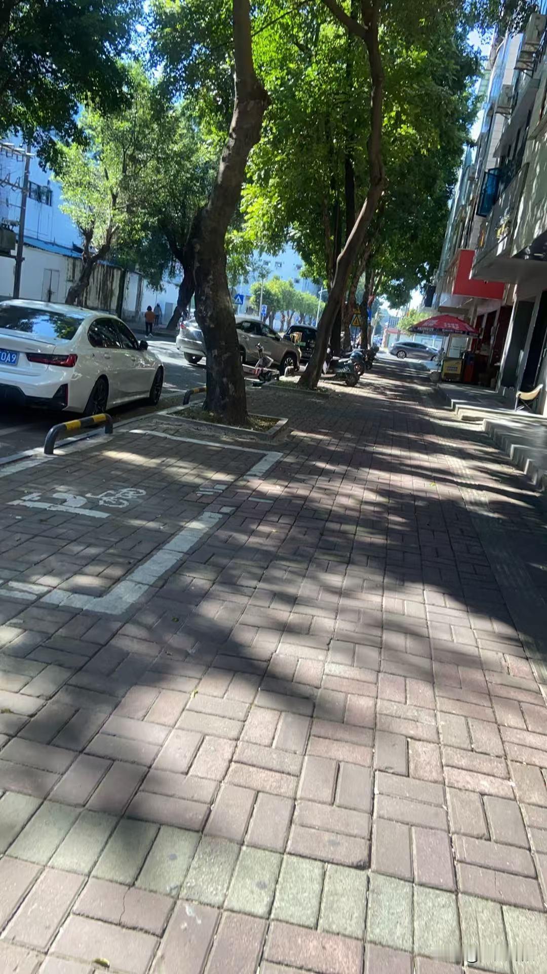 昨天跟老妈吐槽上班被领导批评，顺口说“直接破防了”，老妈吓得手里的菜铲子都掉了，