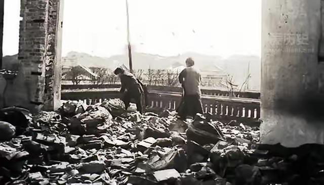 抗战时一天拂晓，桂军团长巢威发现一股日军在高地上睡觉，敌人以为国军早已溃退，巢威