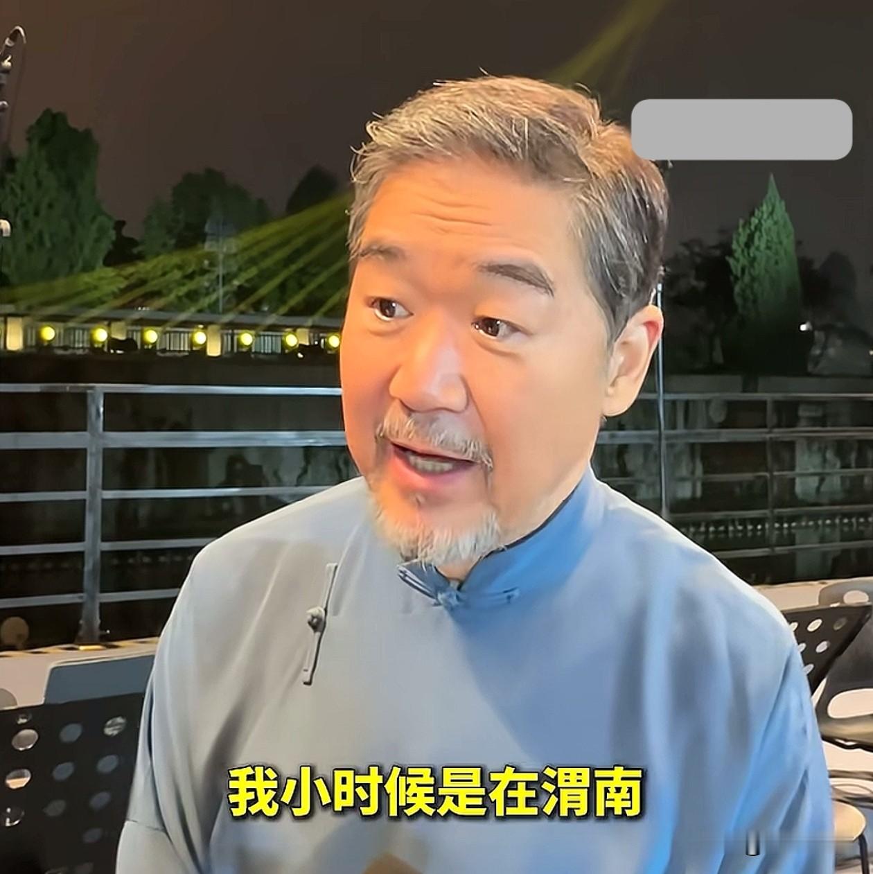 演员张国立说，他小时候就在陕西渭南，那会他到过西安来，专门来看这个大雁塔。张国立感慨，那个时候，这边