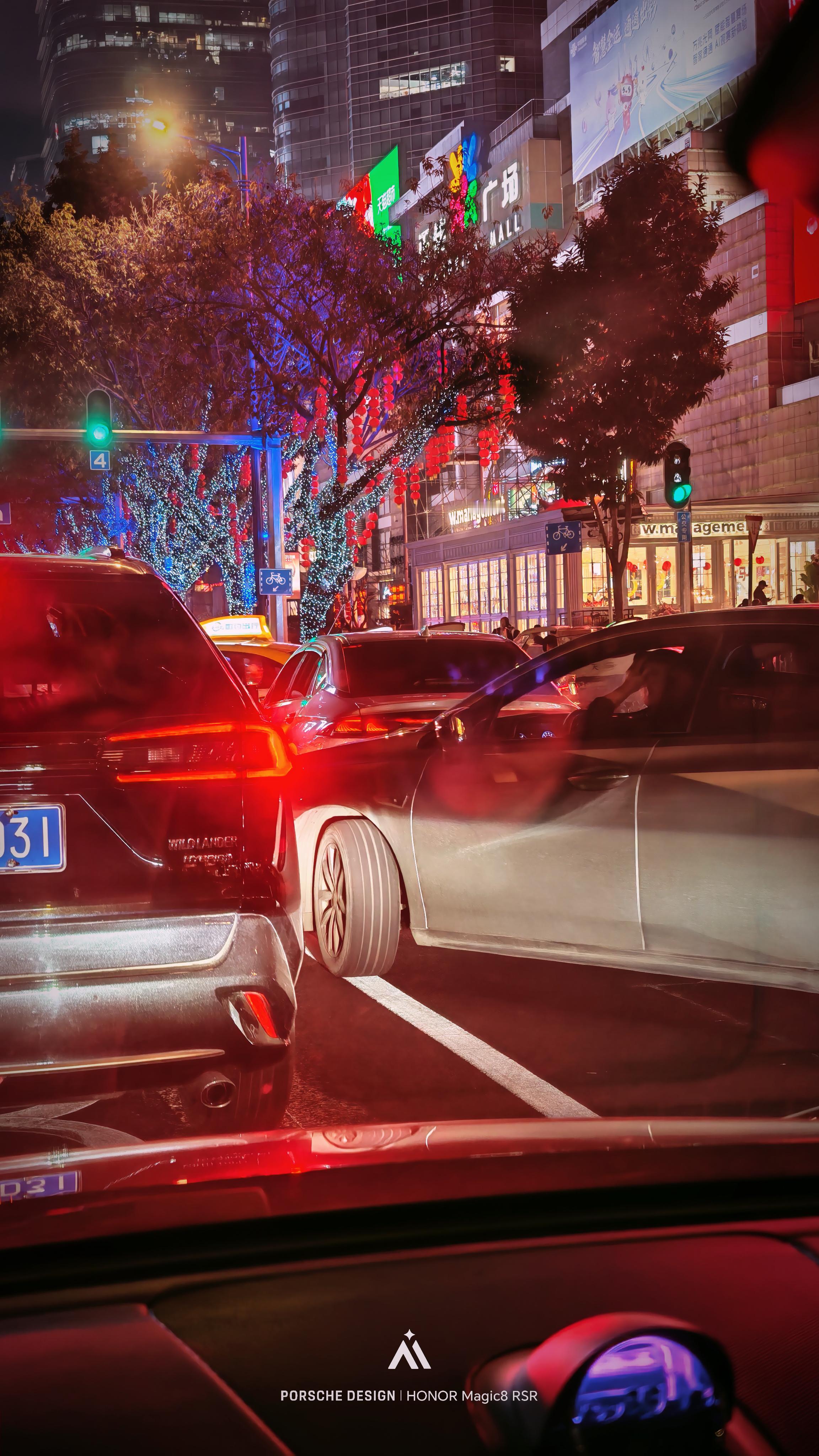 广州的交通，你看吧，直行的绿灯，右边也可以穿插过马路的，好不可思议的地方，每次来