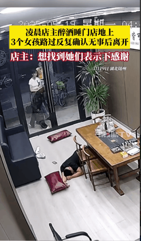 当时气氛都紧张到了极点！黑衣女孩的胆子大，往里探查情况，白衣女孩靠在墙边观察情况